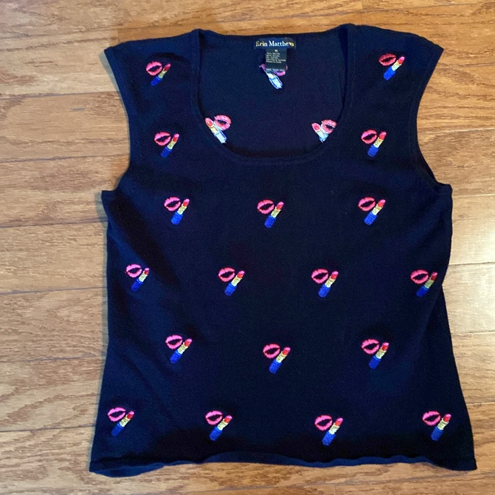 Super cute embroidered “Love Lipstick” 💄 sleeveless sweater top - Picture 4 of 10